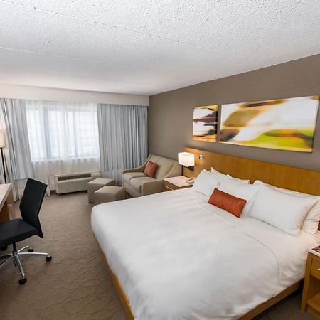 Delta Hotels By Marriott Utica Exterior photo