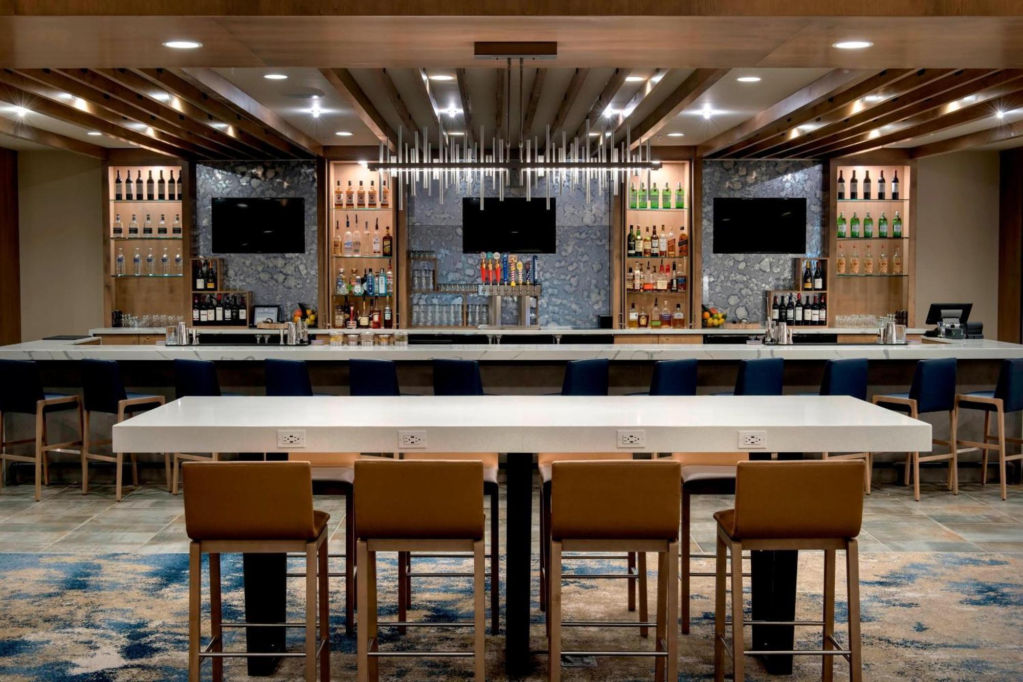 Delta Hotels By Marriott Utica Exterior photo